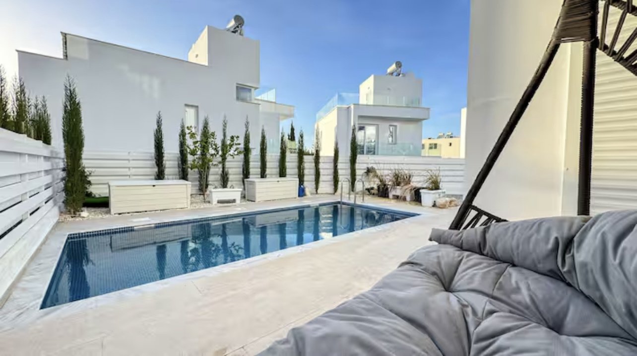 Top moderne 3 bedroom-Villa mit Dachterrasse in Peyia