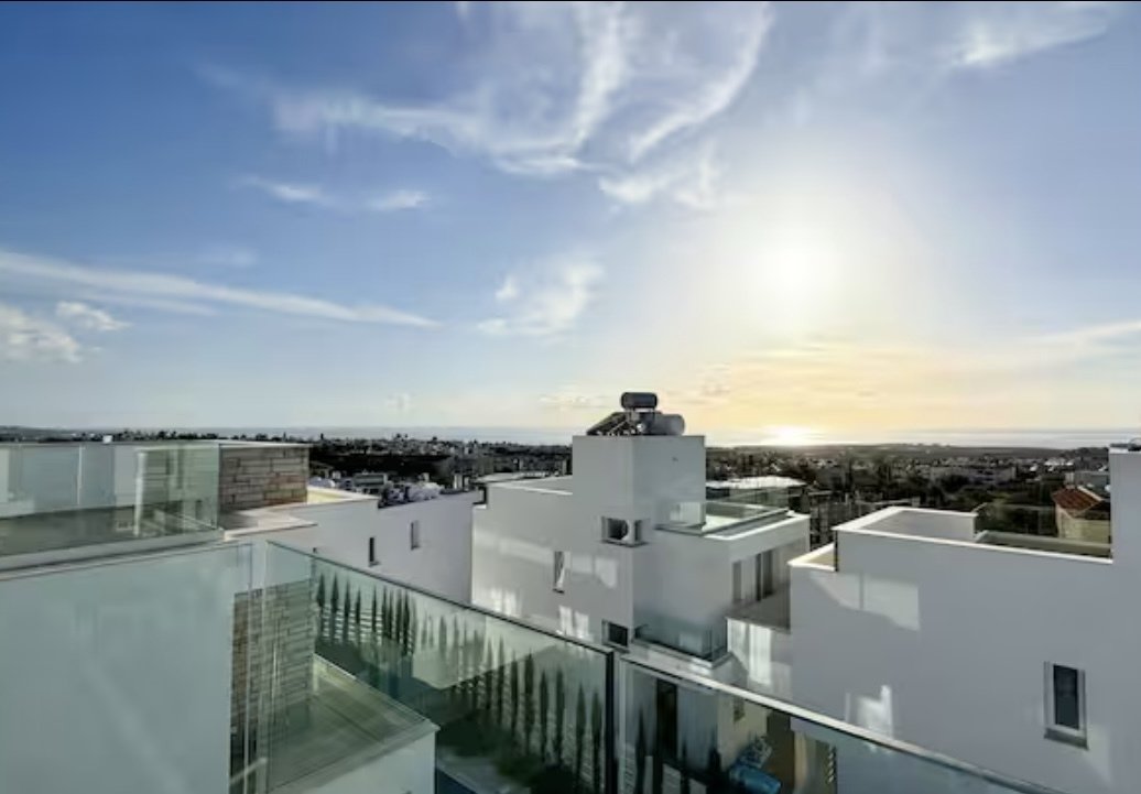 Top moderne 3 bedroom-Villa mit Dachterrasse in Peyia