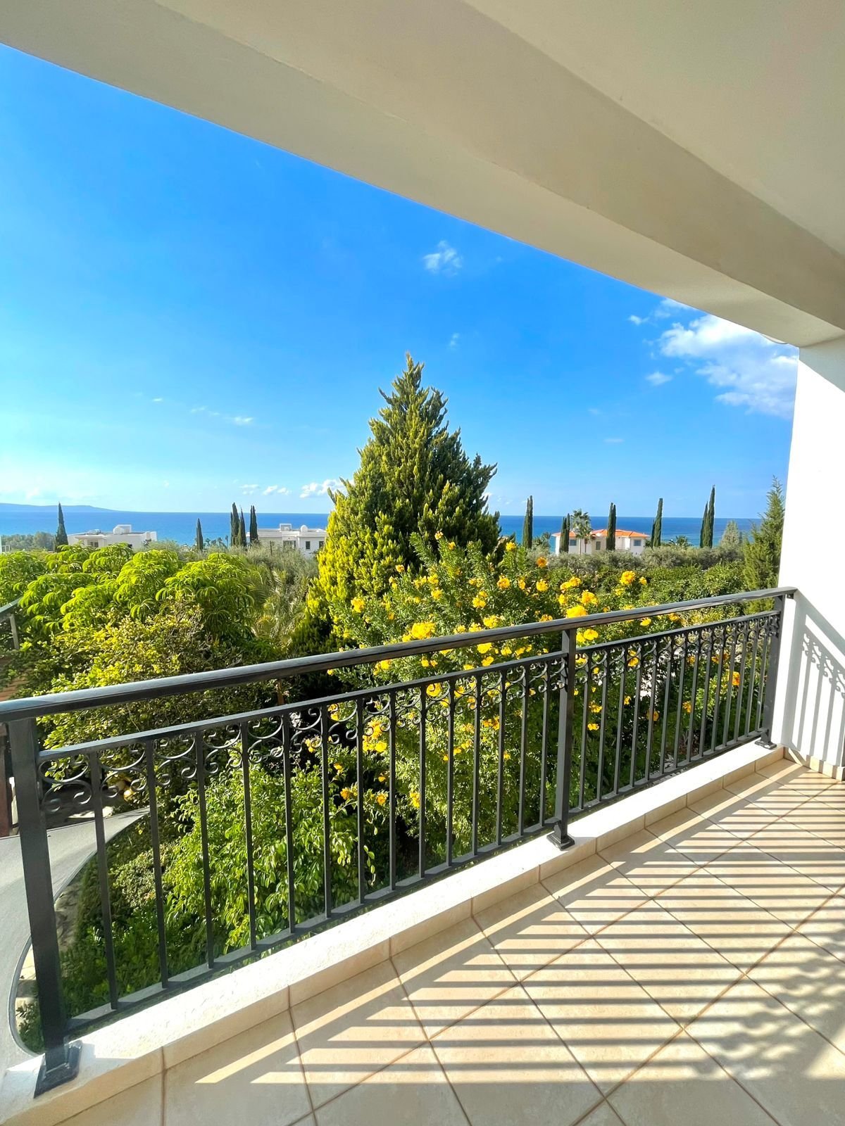 “Panoramic Views & Privacy: Stylish 3-Bedroom Villa Surrounded by Nature with Modern PV System”