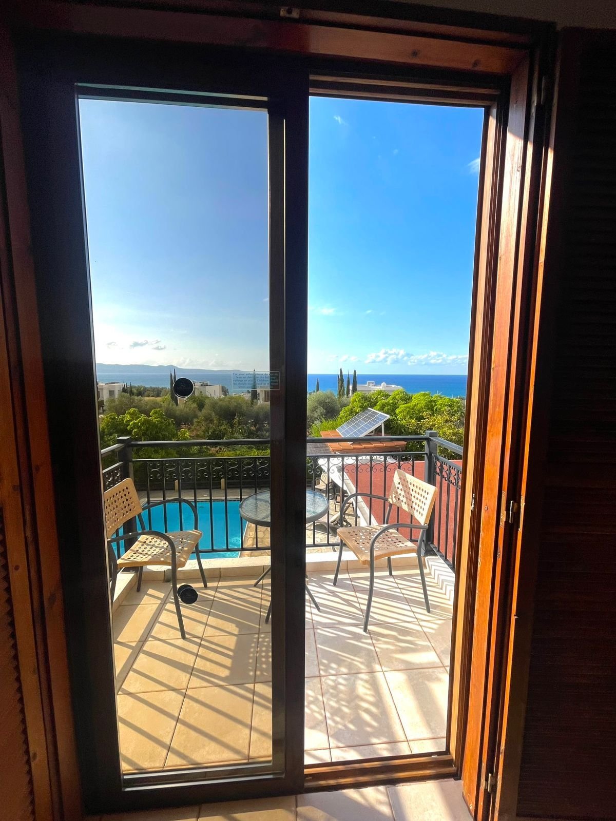 “Panoramic Views & Privacy: Stylish 3-Bedroom Villa Surrounded by Nature with Modern PV System”