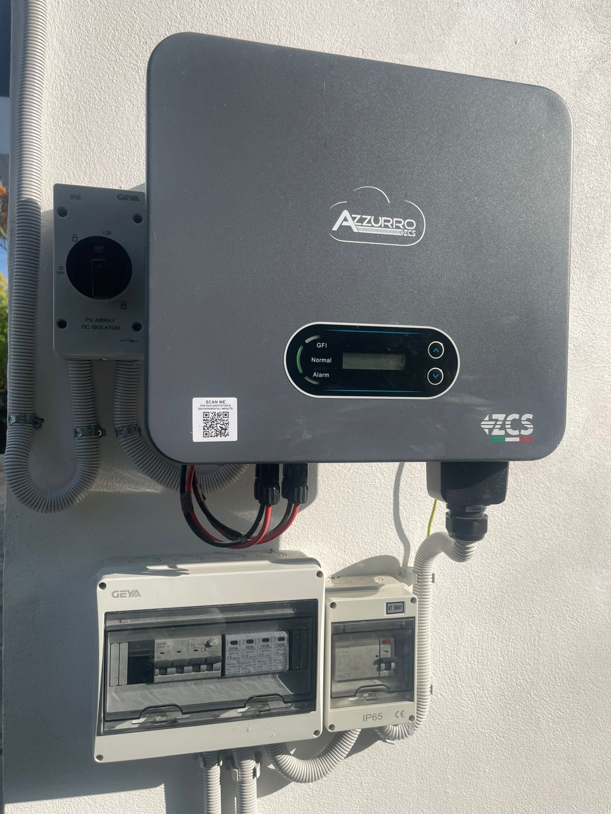 “Panoramic Views & Privacy: Stylish 3-Bedroom Villa Surrounded by Nature with Modern PV System”