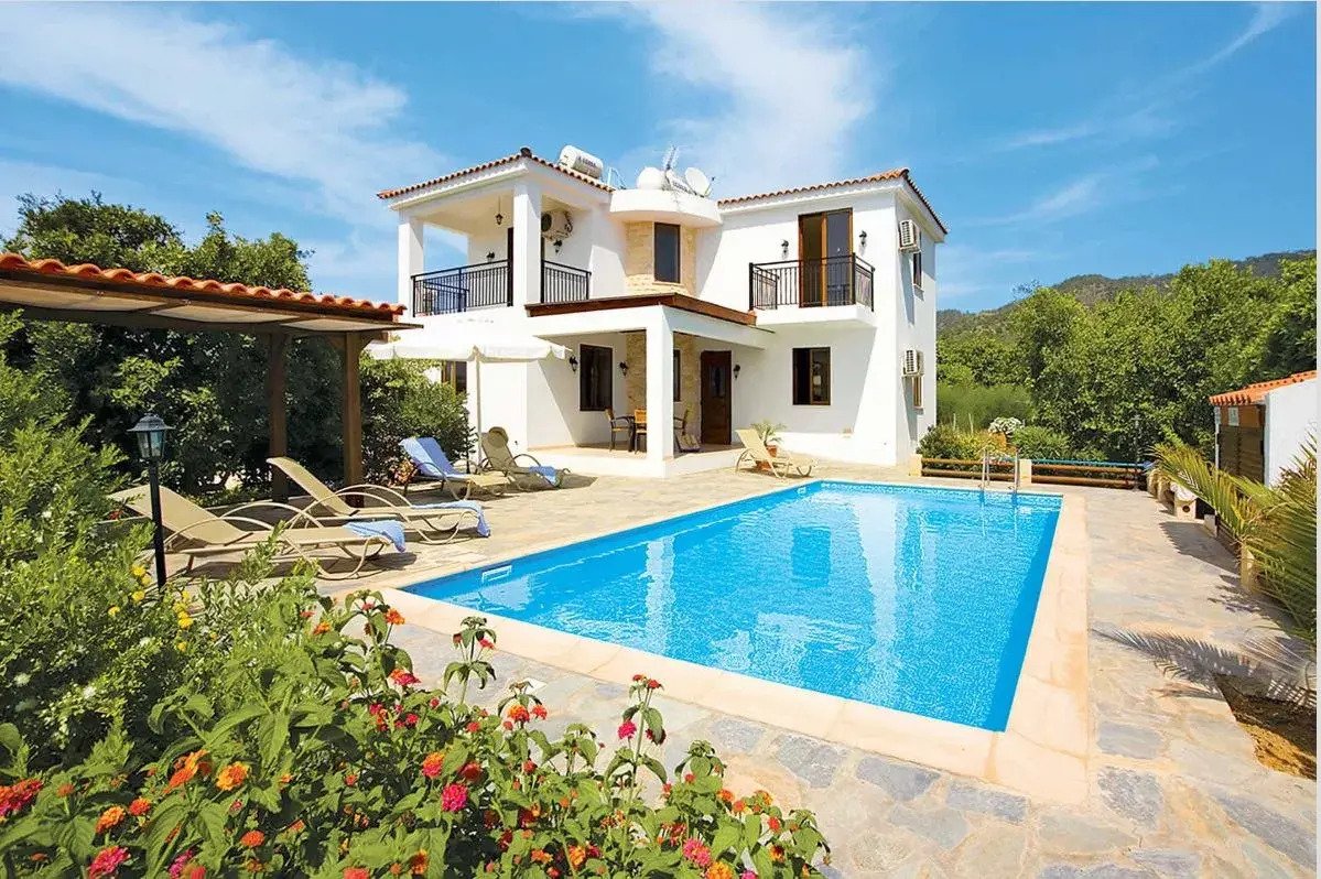 “Panoramic Views & Privacy: Stylish 3-Bedroom Villa Surrounded by Nature with Modern PV System”