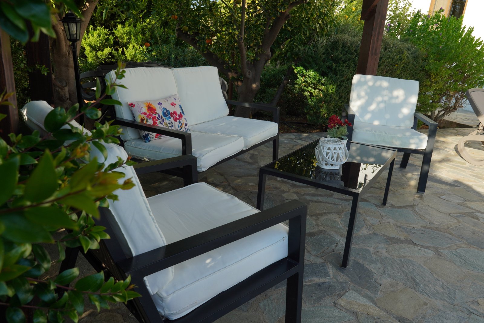 “Panoramic Views & Privacy: Stylish 3-Bedroom Villa Surrounded by Nature with Modern PV System”