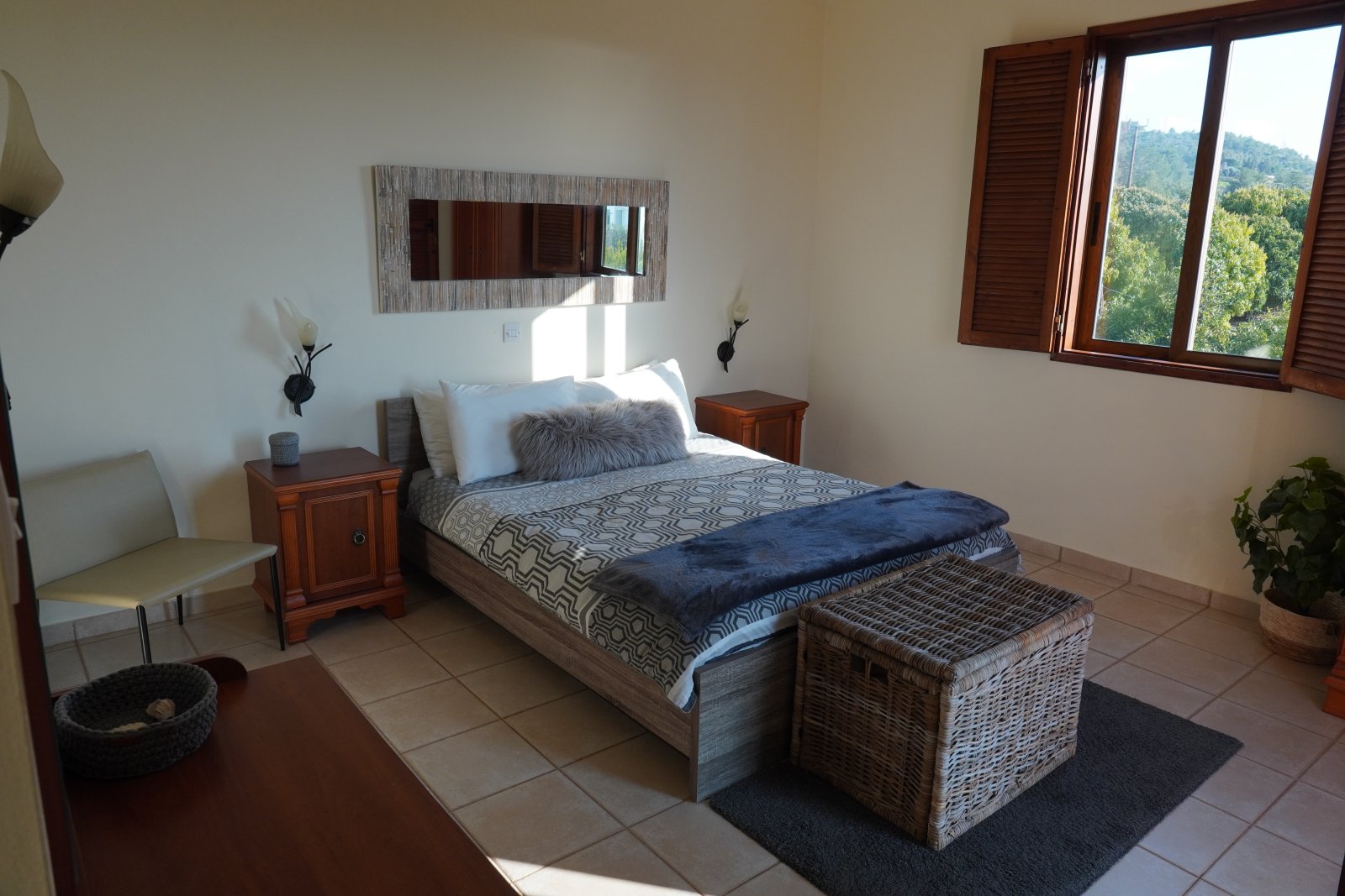 “Panoramic Views & Privacy: Stylish 3-Bedroom Villa Surrounded by Nature with Modern PV System”