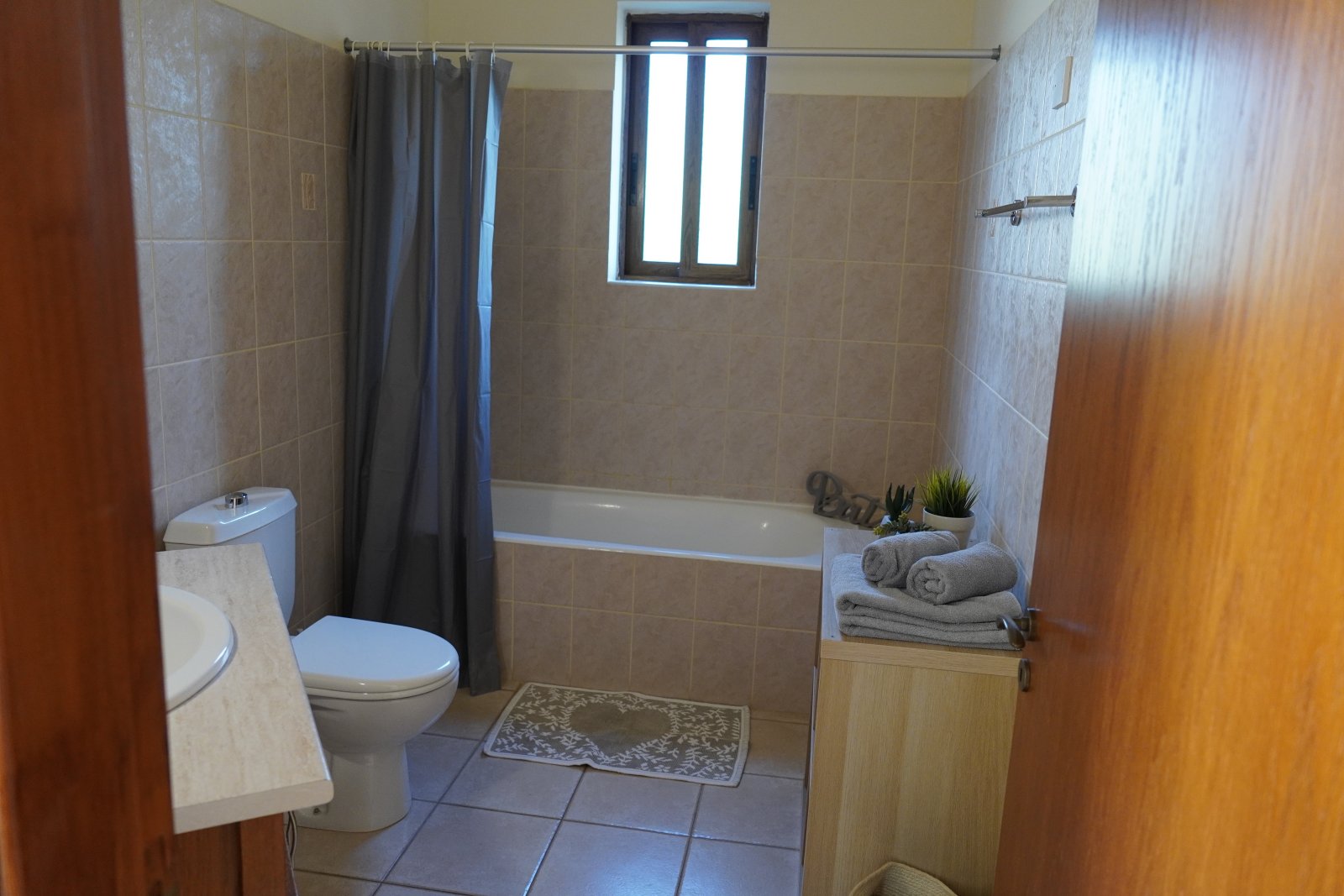 “Panoramic Views & Privacy: Stylish 3-Bedroom Villa Surrounded by Nature with Modern PV System”