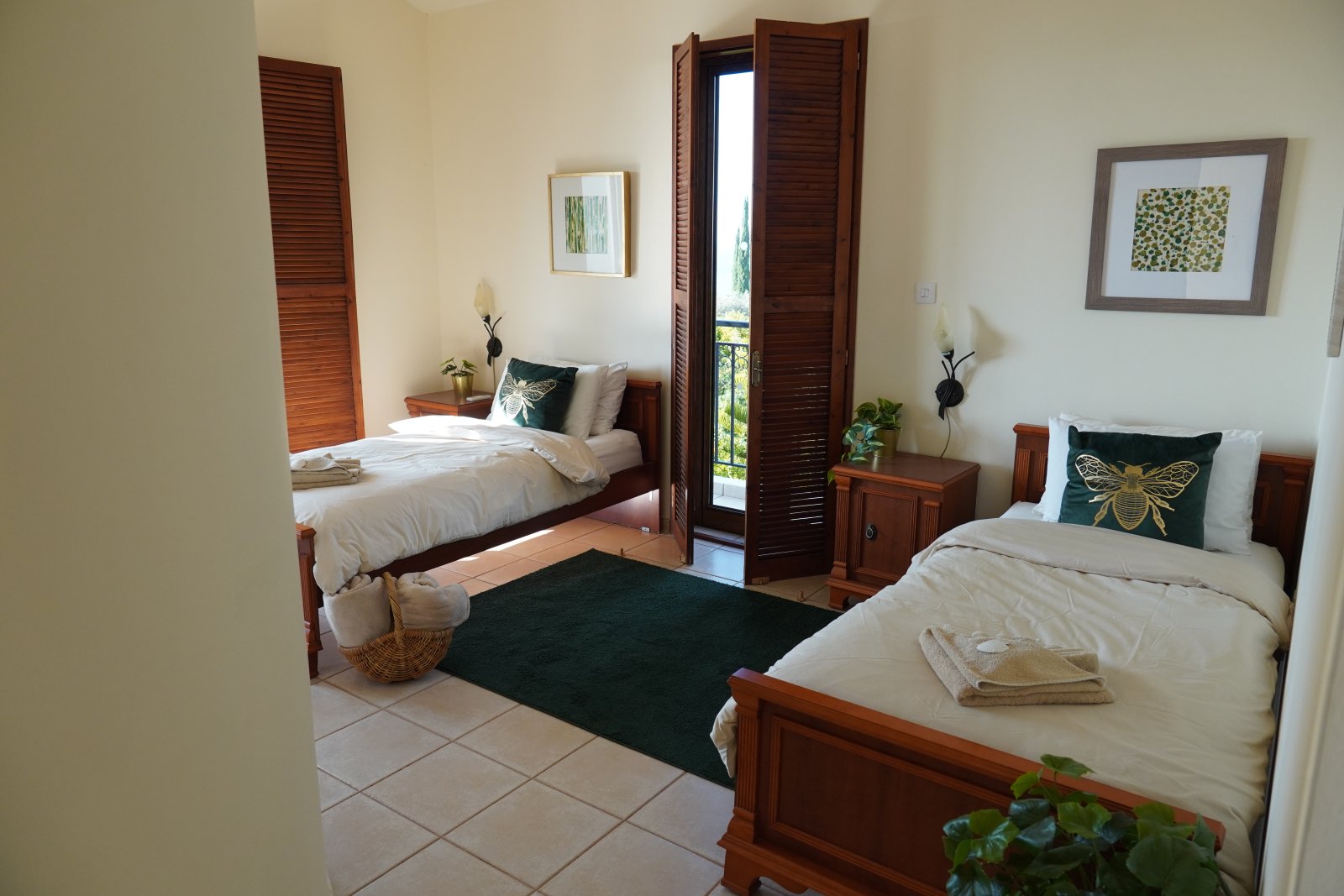 “Panoramic Views & Privacy: Stylish 3-Bedroom Villa Surrounded by Nature with Modern PV System”