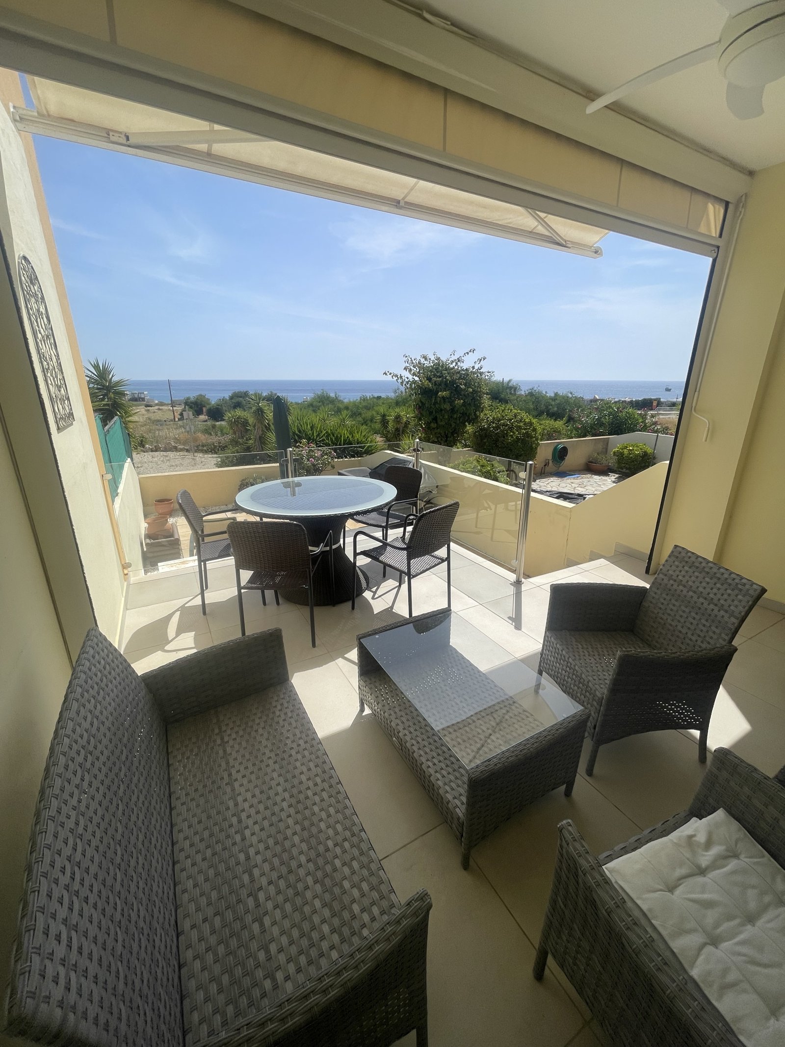 Schickes 2 SZ Haus mit Meerblick und großer Sonnenterrasse 