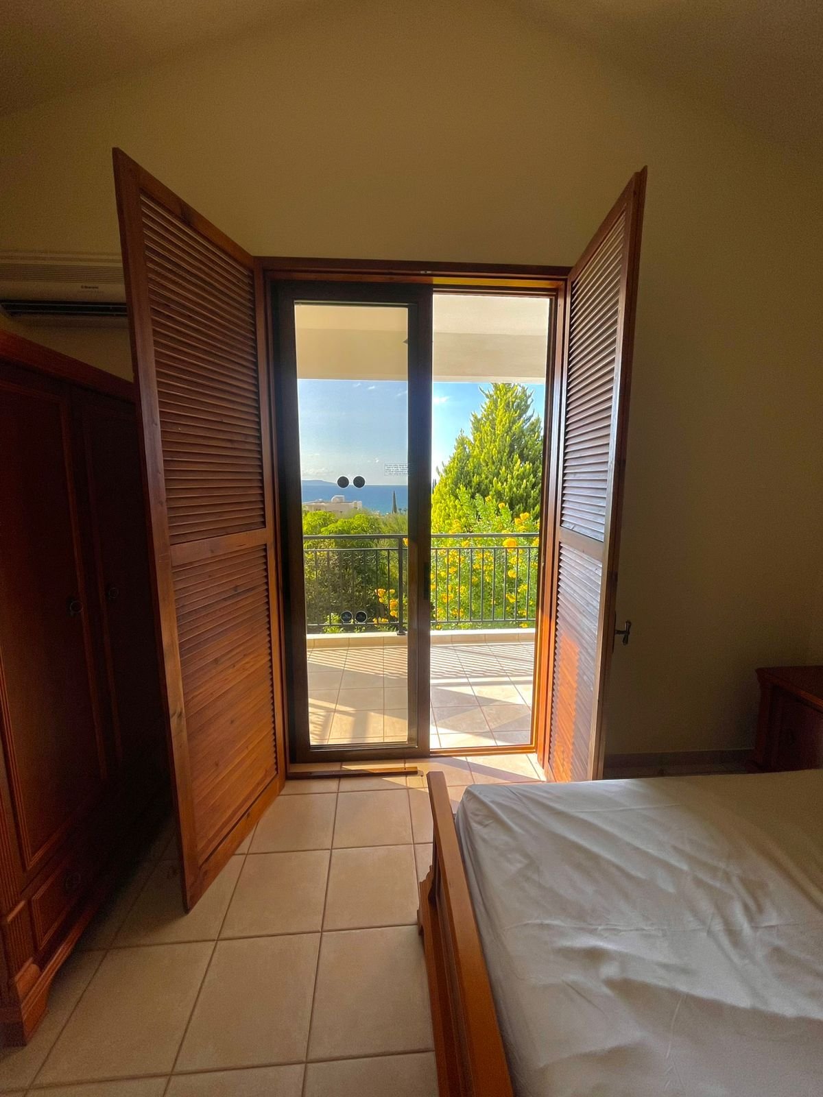 Exclusive 3-Bedroom Residence with PV System and Total Tranquility & Sea View