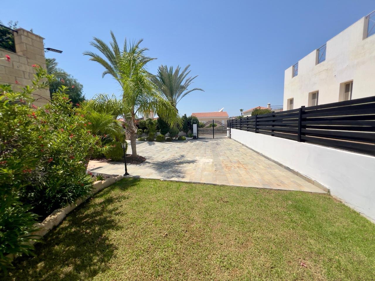 Traumhafte Luxus-Residenz – seltene Chance in bester Lage von Peyia