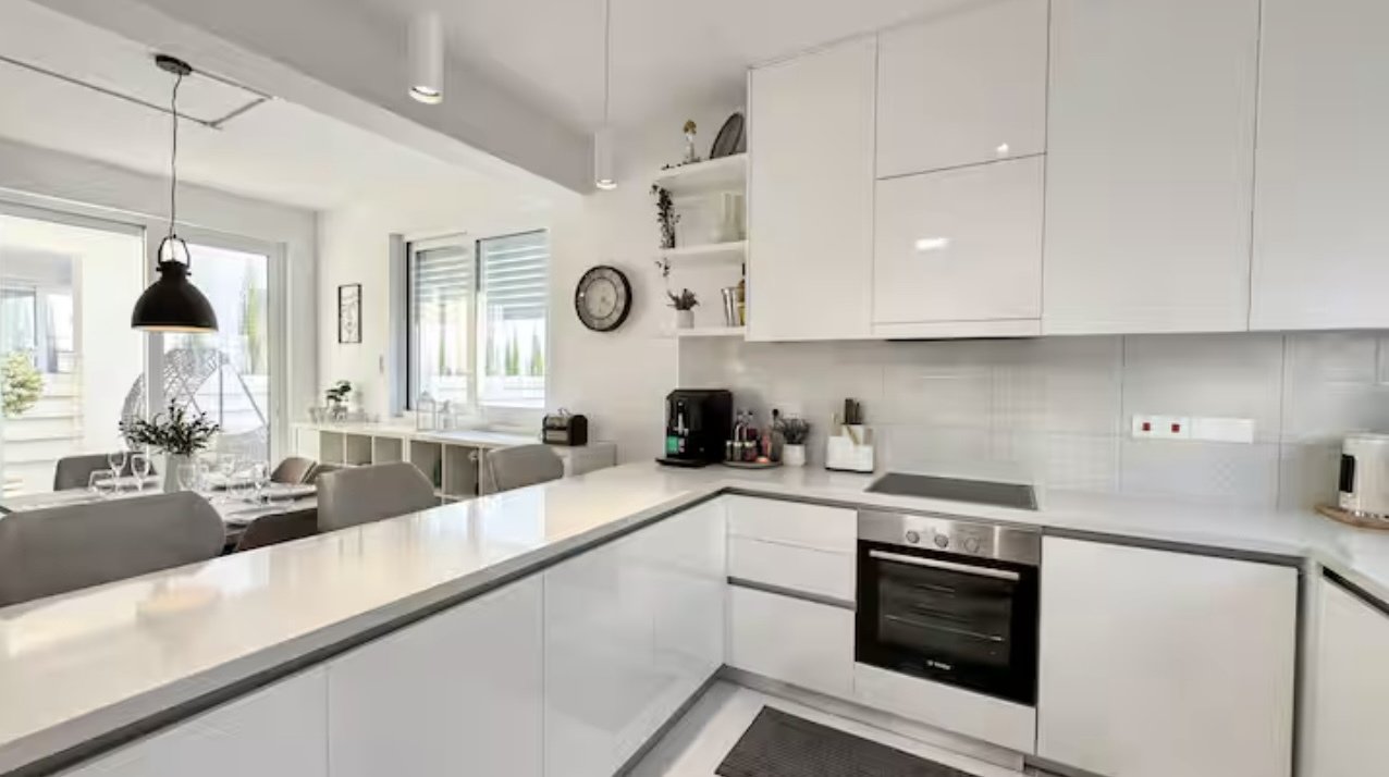 Top moderne 3 bedroom-Villa mit Dachterrasse in Peyia