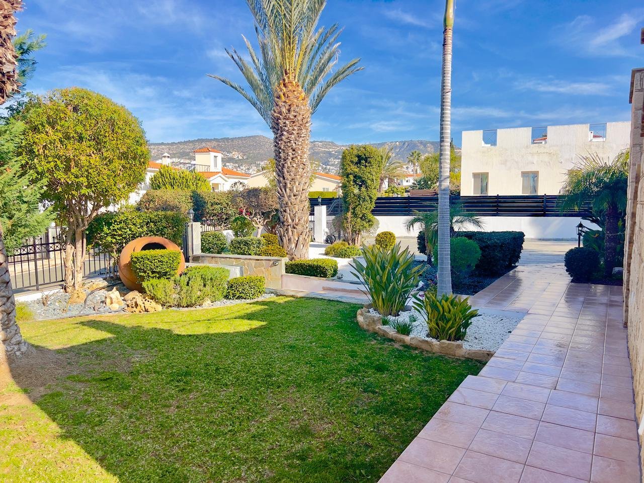 Traumhafte Luxus-Residenz – seltene Chance in bester Lage von Peyia