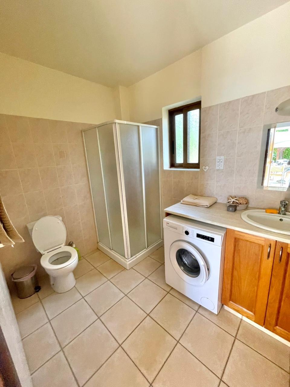 Panoramablick & Privatsphäre: Stilvolle 3-Bedroom-Villa im Grünen mit moderner PV-Anlage“