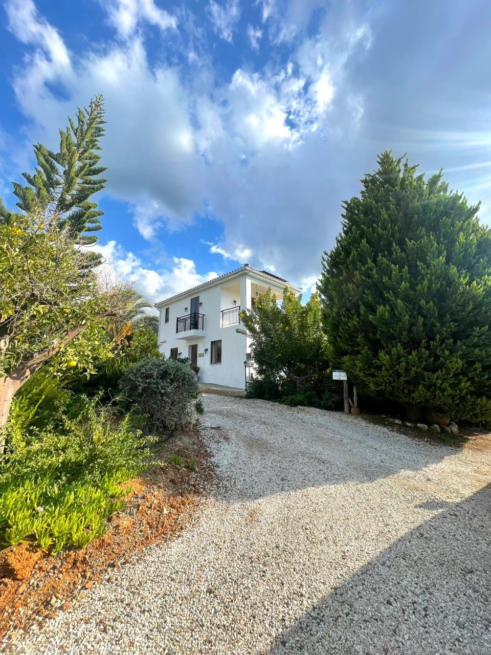 Exclusive 3-Bedroom Residence with PV System and Total Tranquility & Sea View