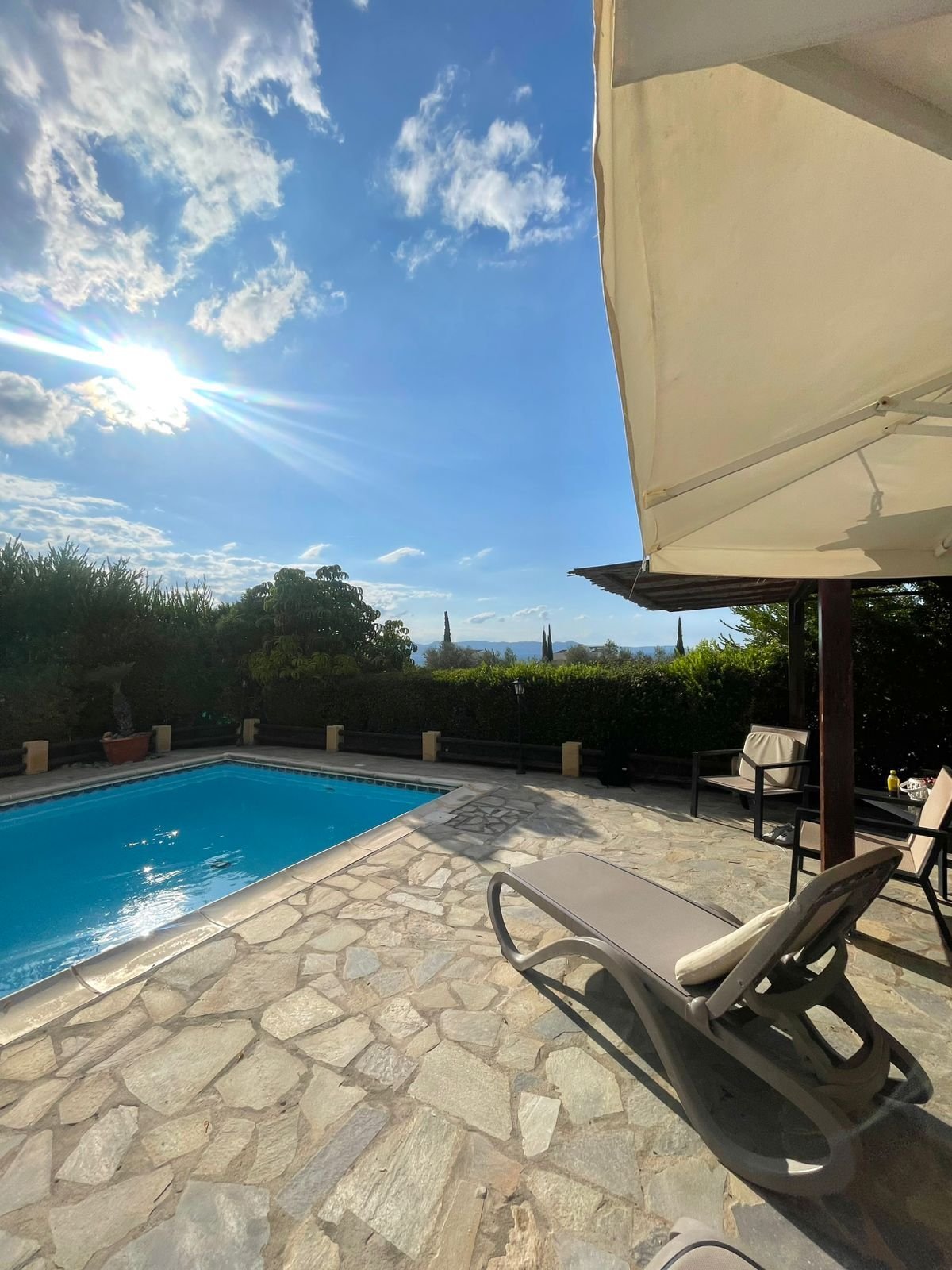 Panoramablick & Privatsphäre: Stilvolle 3-Bedroom-Villa im Grünen mit moderner PV-Anlage“